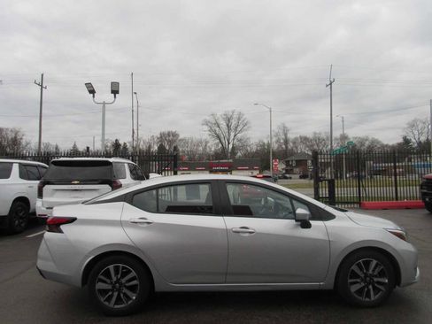 Used 2025 Nissan Versa SV image 4