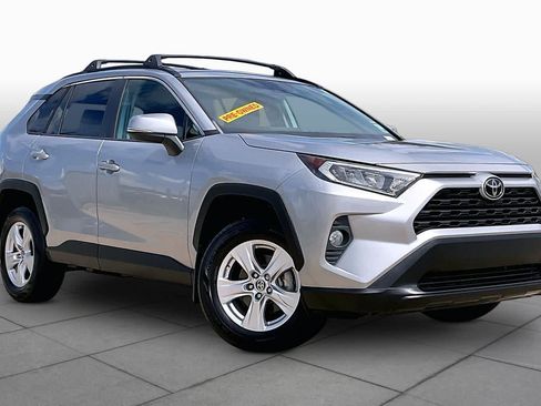 Used 2021 Toyota RAV4 XLE w/ Convenience Package FWD image 3