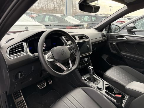 Used 2023 Volkswagen Tiguan SE R-Line image 5