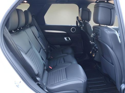 New 2026 Land Rover Discovery Dynamic SE image 17