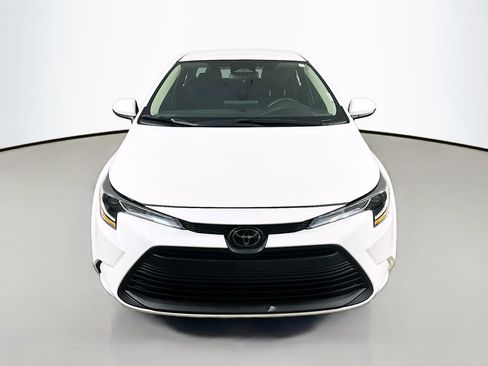 Used 2024 Toyota Corolla LE FWD image 2