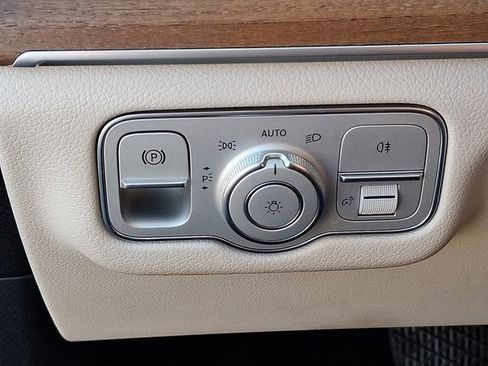 Used 2021 Mercedes-Benz GLS 450 4MATIC image 32