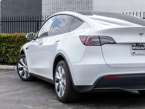 Used 2024 Tesla Model Y Long Range AWD/4WD image 9