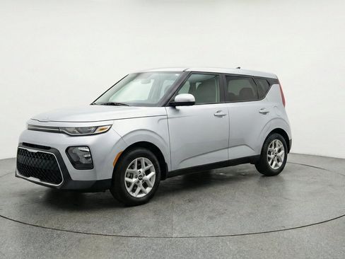 Used 2025 Kia Soul LX w/ LX Technology Package FWD image 3