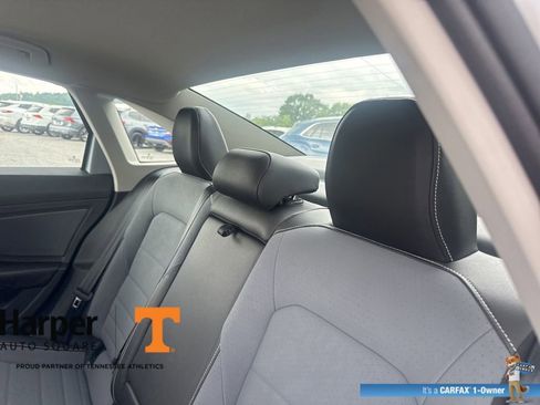 Used 2025 Volkswagen Jetta SE w/ Sunroof Package FWD image 9
