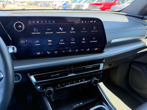 Used 2025 Chevrolet Traverse LT image 18