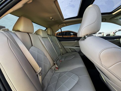 Used 2018 Toyota Camry XLE image 15