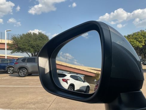 Used 2025 Nissan Rogue SV FWD image 22