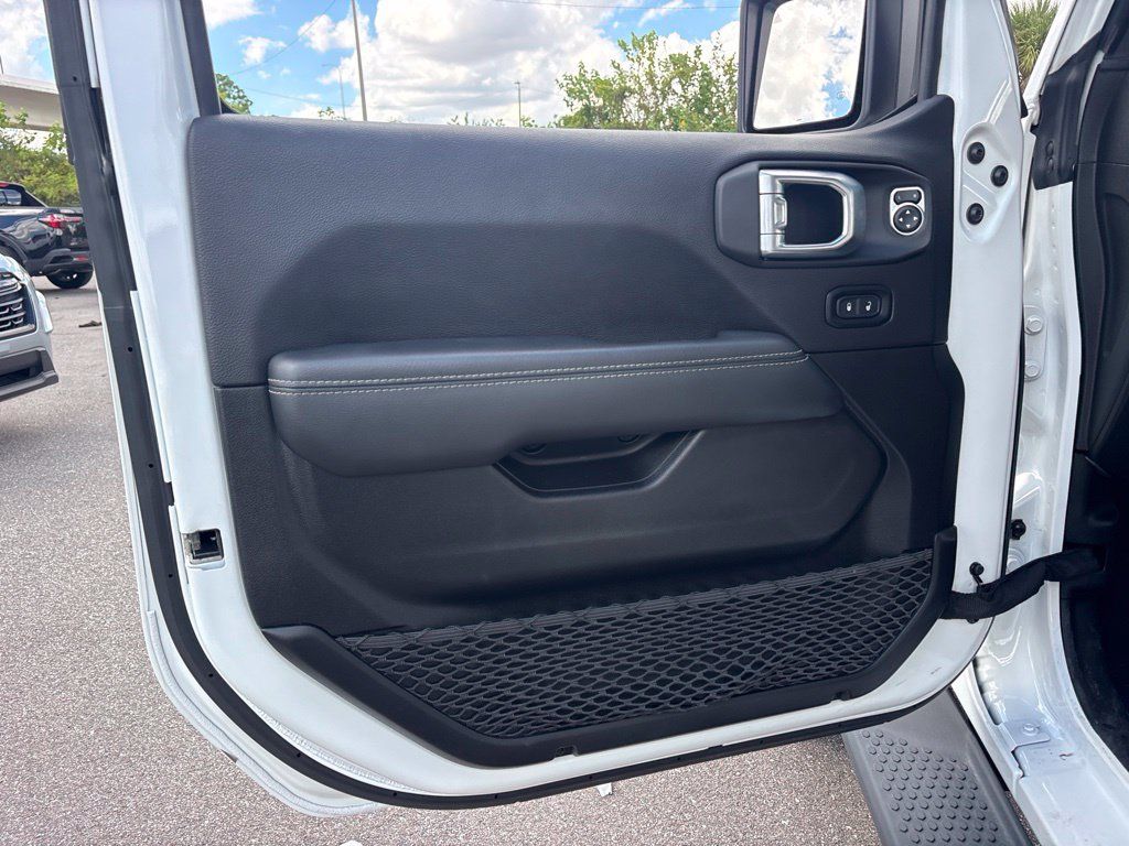 Used 2022 Jeep Wrangler Unlimited Sahara w/ Safety Group AWD/4WD image 10
