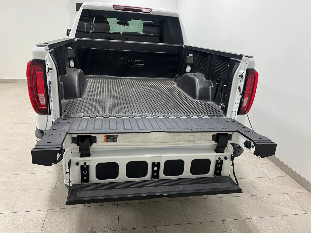 Used 2026 GMC Sierra 1500 SLT RWD image 19