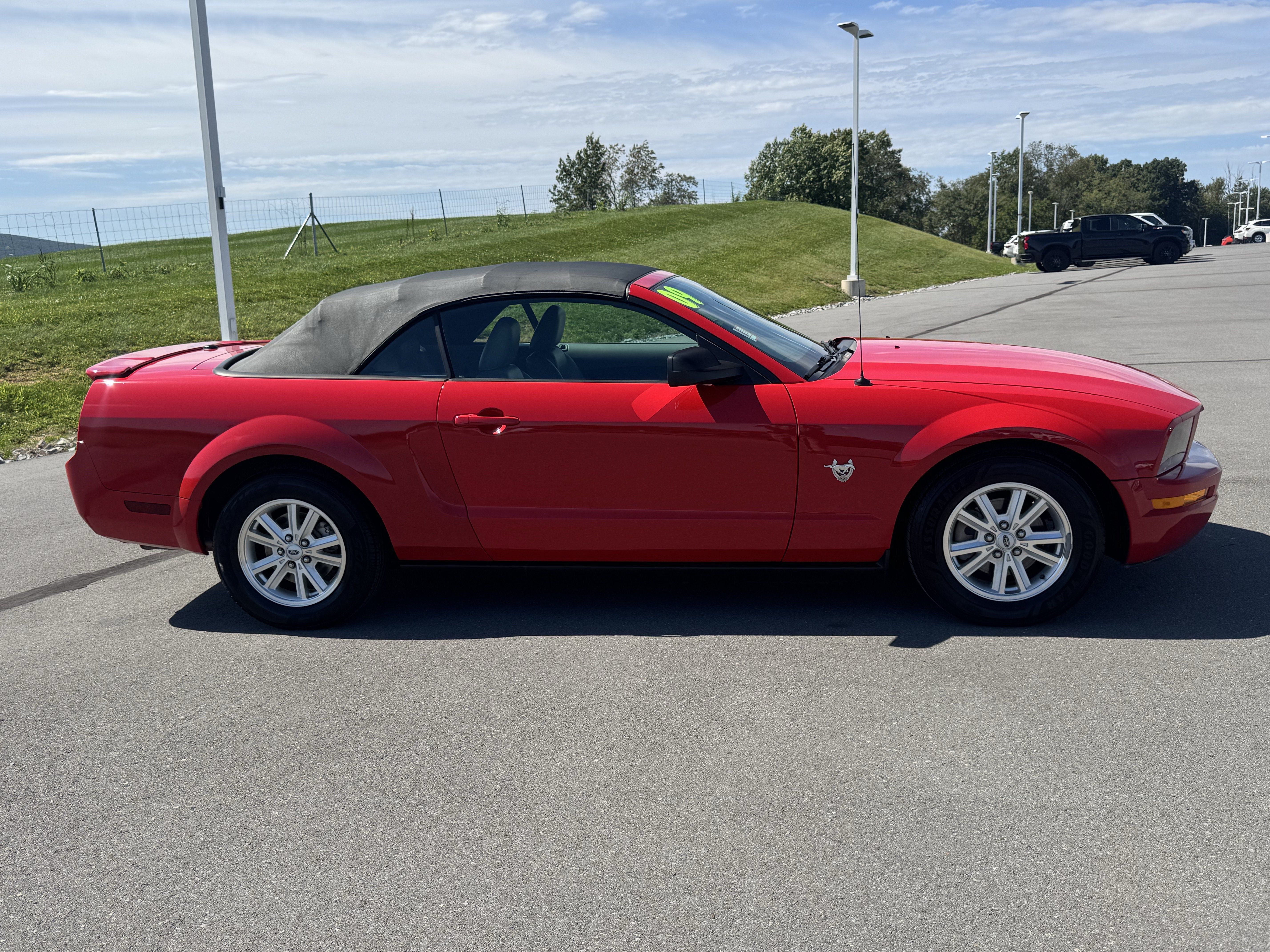 Used 2009 Ford Mustang Convertible RWD image 2