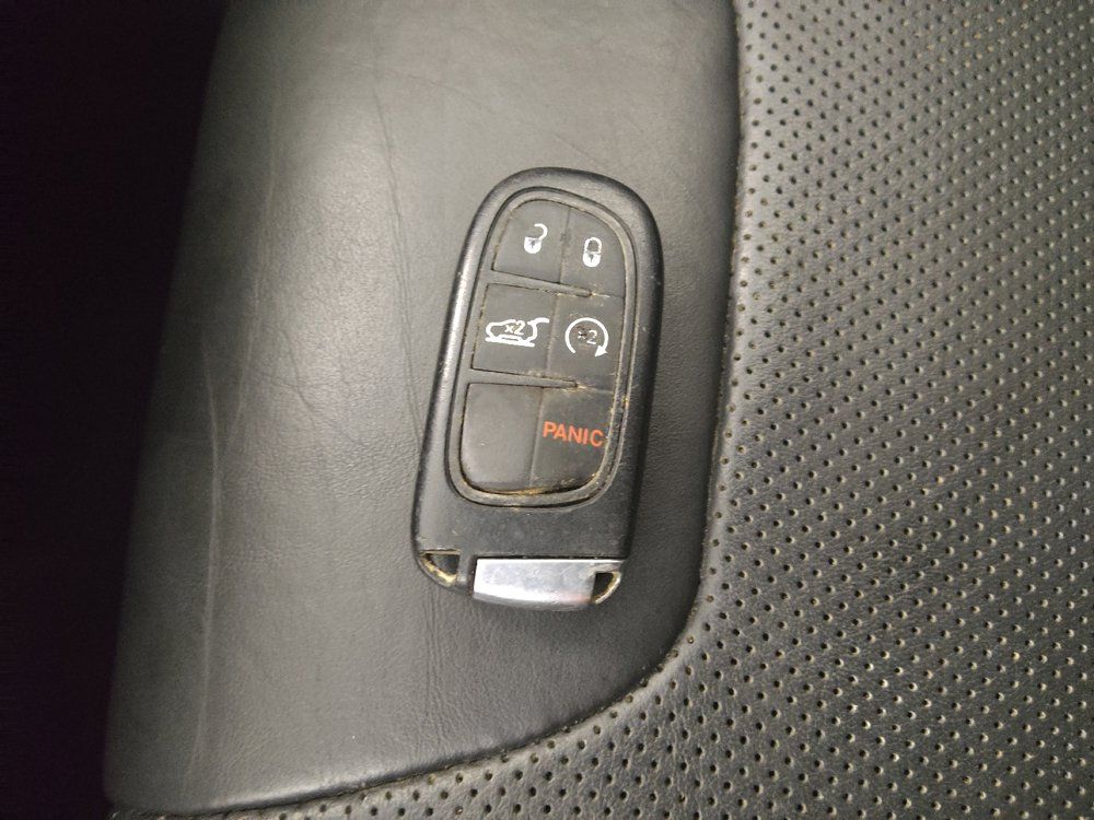 Used 2019 Jeep Cherokee Trailhawk AWD/4WD image 32