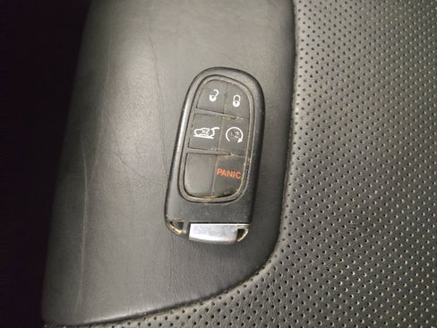 Used 2019 Jeep Cherokee Trailhawk AWD/4WD image 32