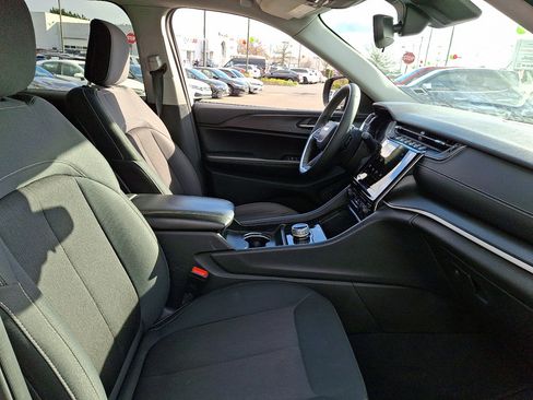 Used 2024 Jeep Grand Cherokee Laredo image 12