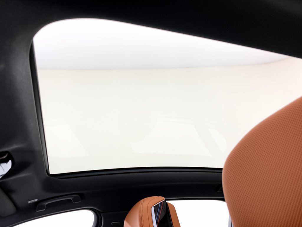 Used 2024 BMW 740i w/ Premium Package 2 RWD image 27