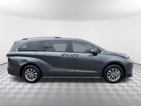 Used 2025 Toyota Sienna XLE FWD image 4