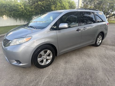 Used 2012 Toyota Sienna LE FWD image 3