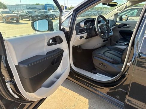 Used 2023 Chrysler Pacifica Touring-L FWD image 8