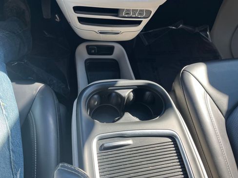 Used 2023 Chrysler Pacifica Touring-L image 34