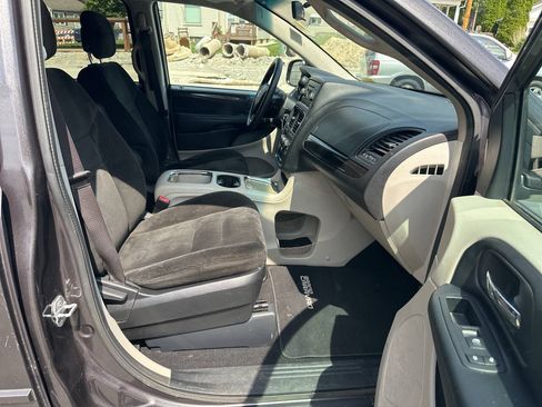 Used 2016 Dodge Grand Caravan SXT FWD image 11