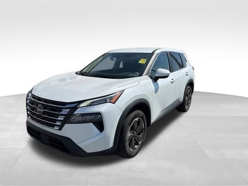 Used 2024 Nissan Rogue SV image 3