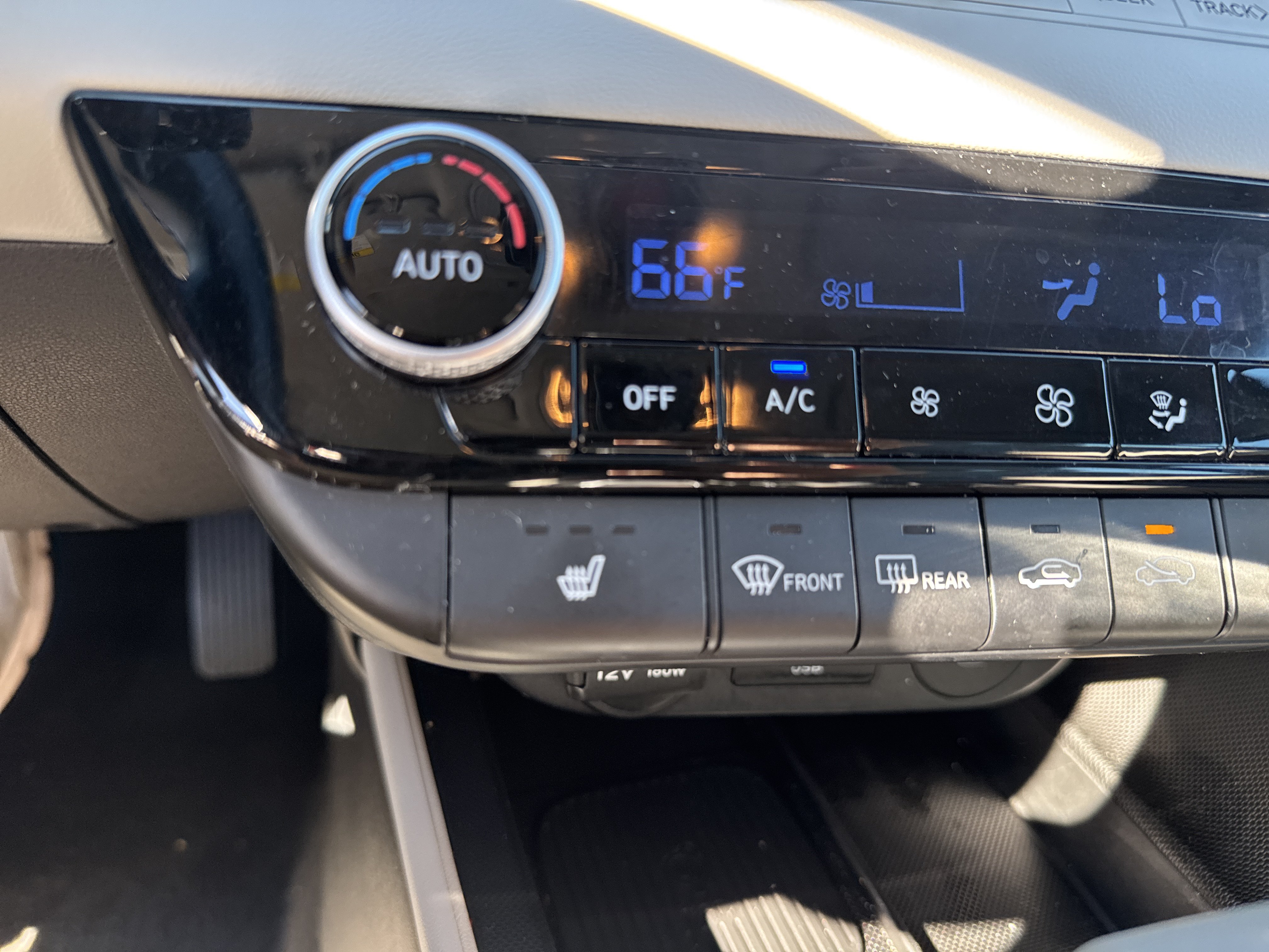 Used 2024 Hyundai Elantra Limited FWD image 25