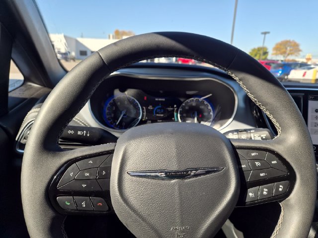 Used 2025 Chrysler Pacifica Limited FWD image 14