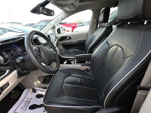 Certified 2023 Chrysler Pacifica Limited FWD image 4