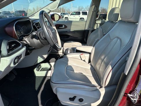 Used 2019 Chrysler Pacifica Limited image 5