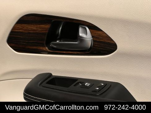 Used 2023 Chrysler Pacifica Limited FWD image 28
