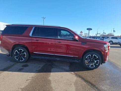 Used 2022 GMC Yukon XL SLT w/ SLT Premium Package image 9