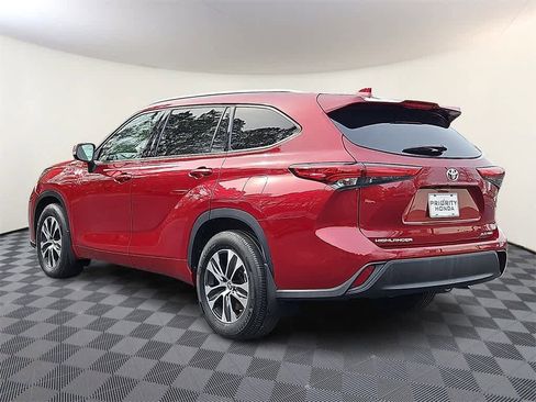 Used 2021 Toyota Highlander XLE image 6