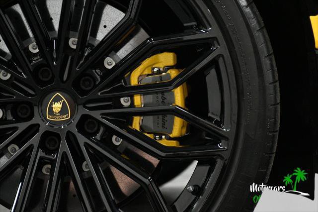 Used 2025 Lamborghini Urus SE AWD/4WD image 17