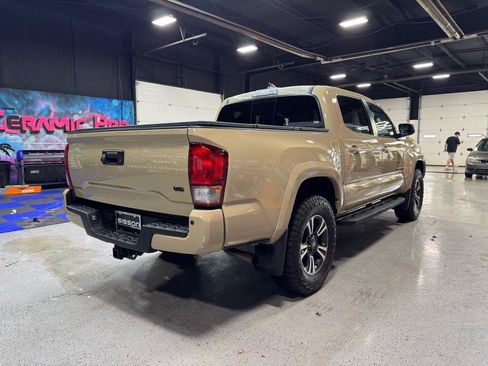 Used 2017 Toyota Tacoma TRD Sport AWD/4WD image 6