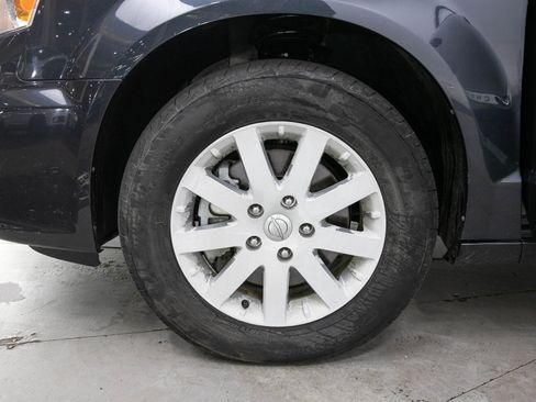 Used 2013 Chrysler Town & Country Touring FWD image 32