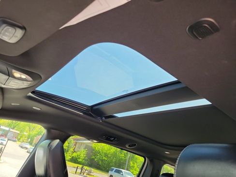 Used 2025 Chrysler Pacifica Limited FWD image 4