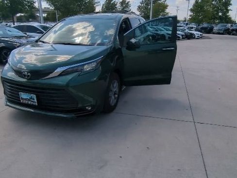 Used 2026 Toyota Sienna XLE FWD image 17