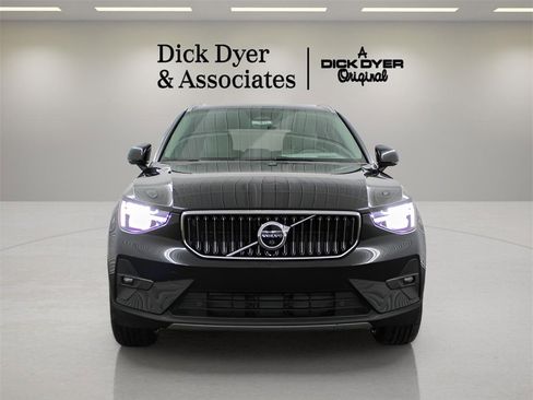 Certified 2025 Volvo XC40 B5 Plus w/ Protection Package Premier image 8