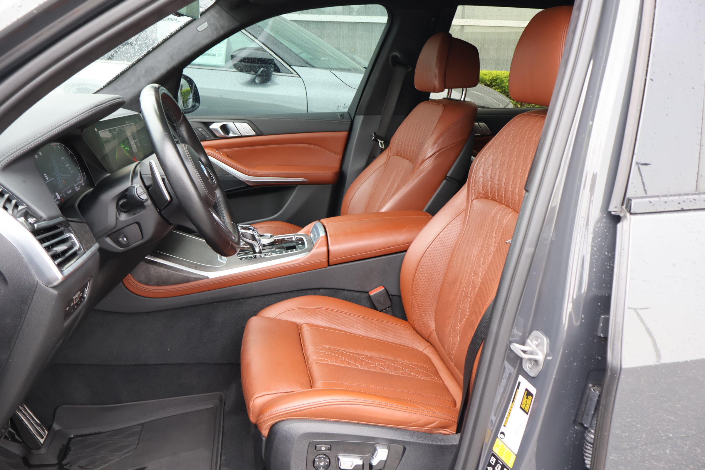 Used 2022 BMW X7 xDrive40i w/ M Sport Package AWD/4WD image 2