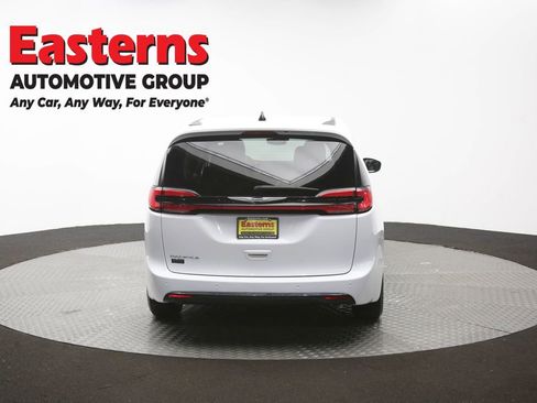 Used 2023 Chrysler Pacifica Touring-L FWD image 37