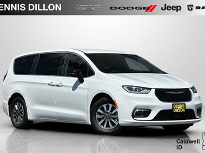 Used 2024 Chrysler Pacifica Select