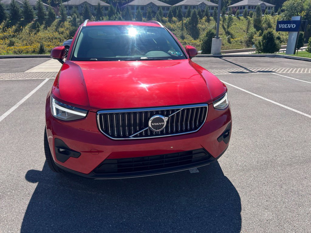 Used 2025 Volvo XC40 B5 Plus w/ Climate Package AWD/4WD image 3