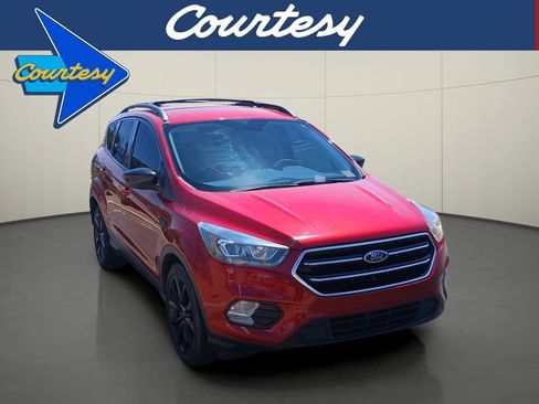 Used 2018 Ford Escape SE w/ SE Sport Appearance Package FWD image 1