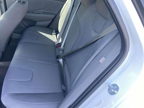 Certified 2025 Hyundai Elantra SE FWD image 12