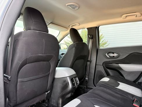 Used 2014 Jeep Cherokee Latitude w/ Comfort/Convenience Group AWD/4WD image 17