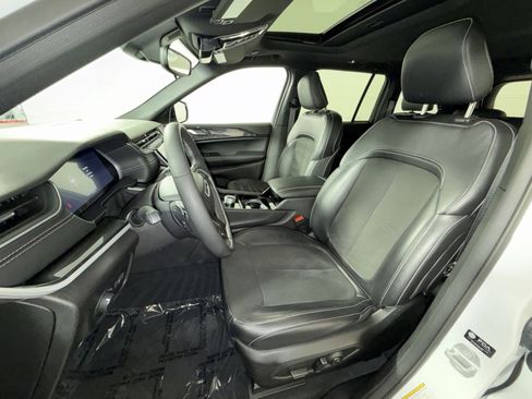 Used 2023 Jeep Grand Cherokee Altitude image 13