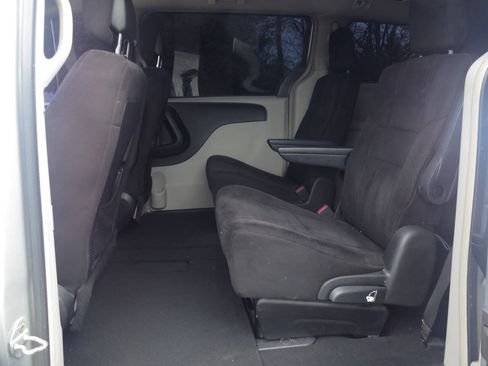 Used 2011 Chrysler Town & Country Touring FWD image 13