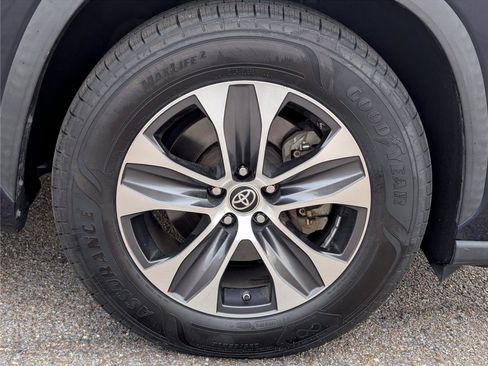Used 2022 Toyota Highlander XLE FWD image 11