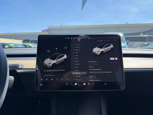 Used 2022 Tesla Model Y Long Range image 25