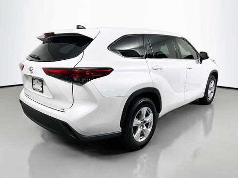 Used 2022 Toyota Highlander LE image 4